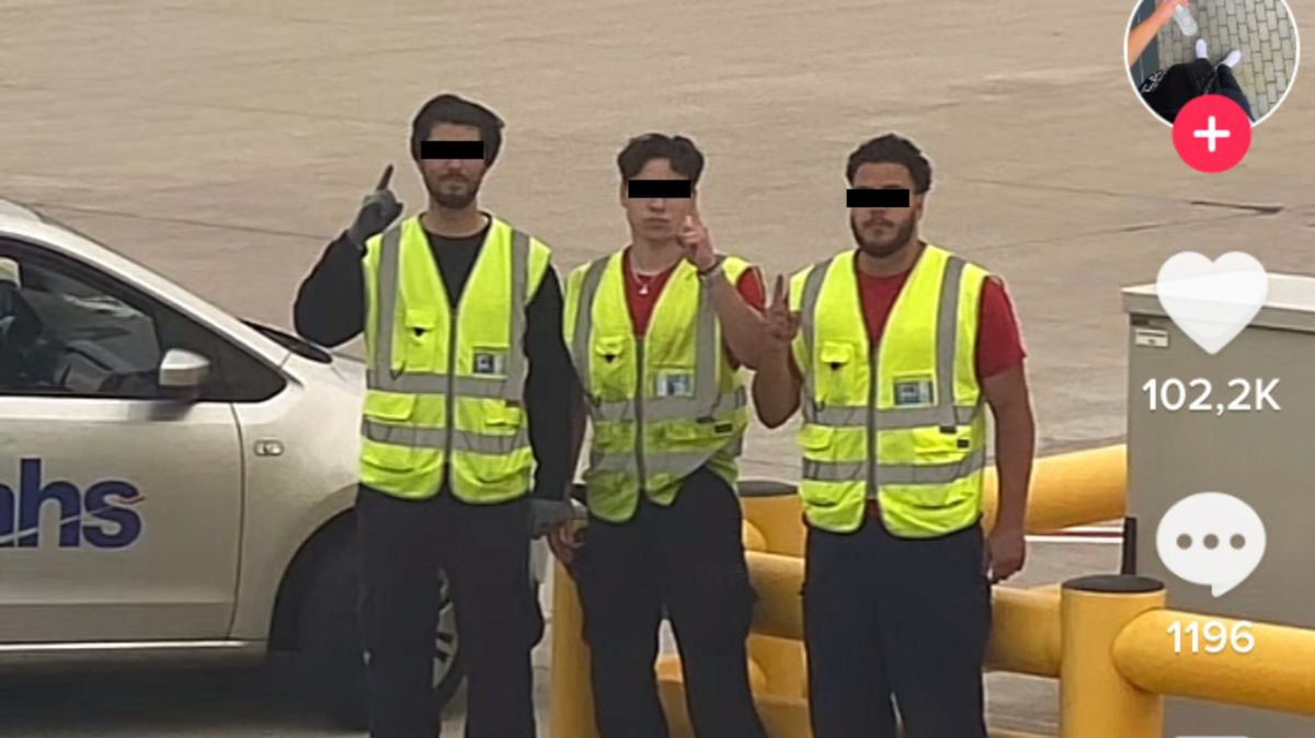 Pracovníci letiště v Düsseldorfu veleli vztyčenými ukazováčky k džihádu